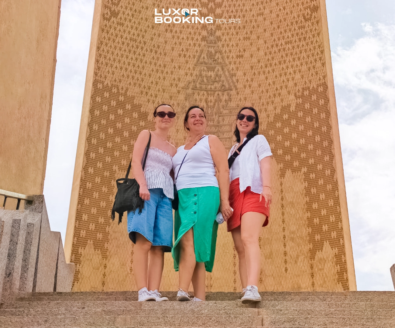 comparison between private and group tours in Luxor with travelers